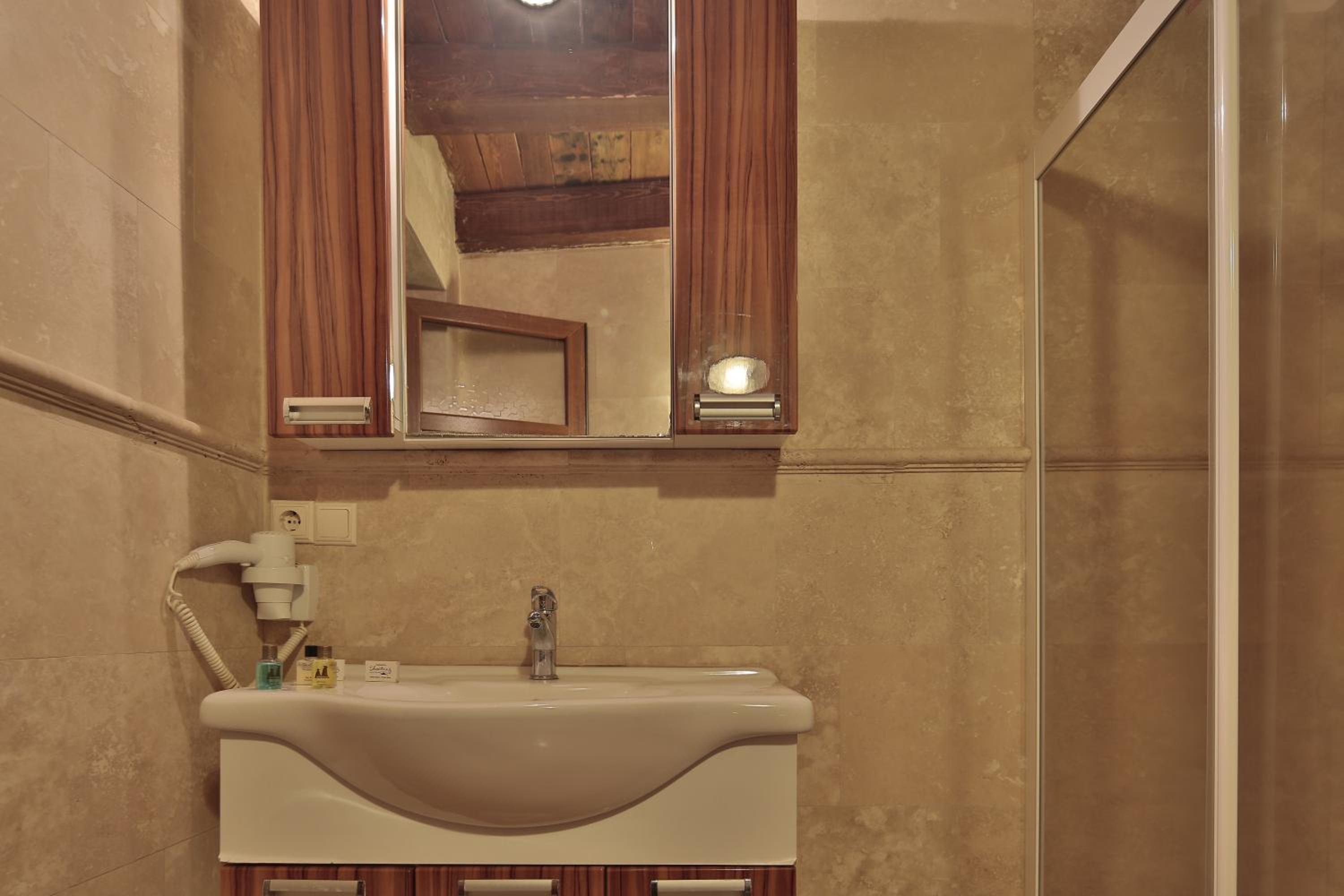 Shoestring Cave House - Image 32