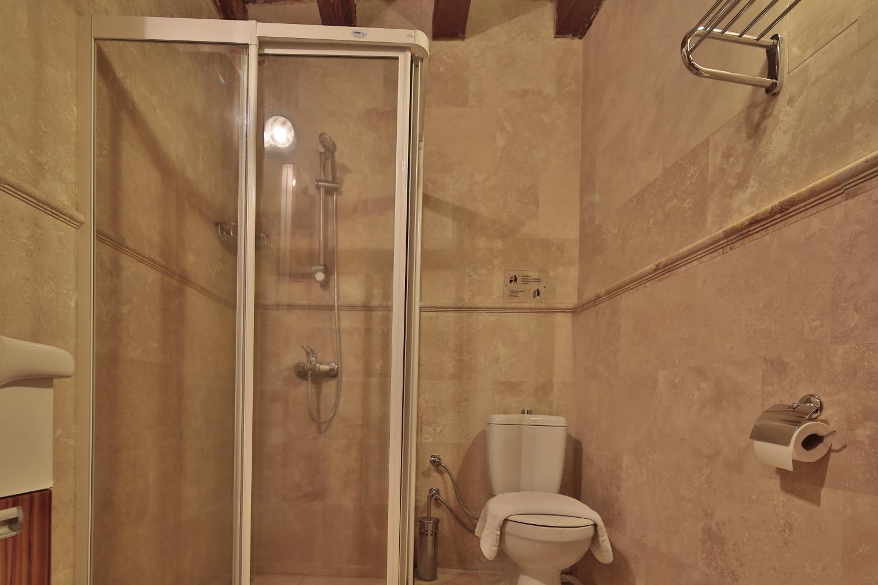 Shoestring Cave House - Image 7