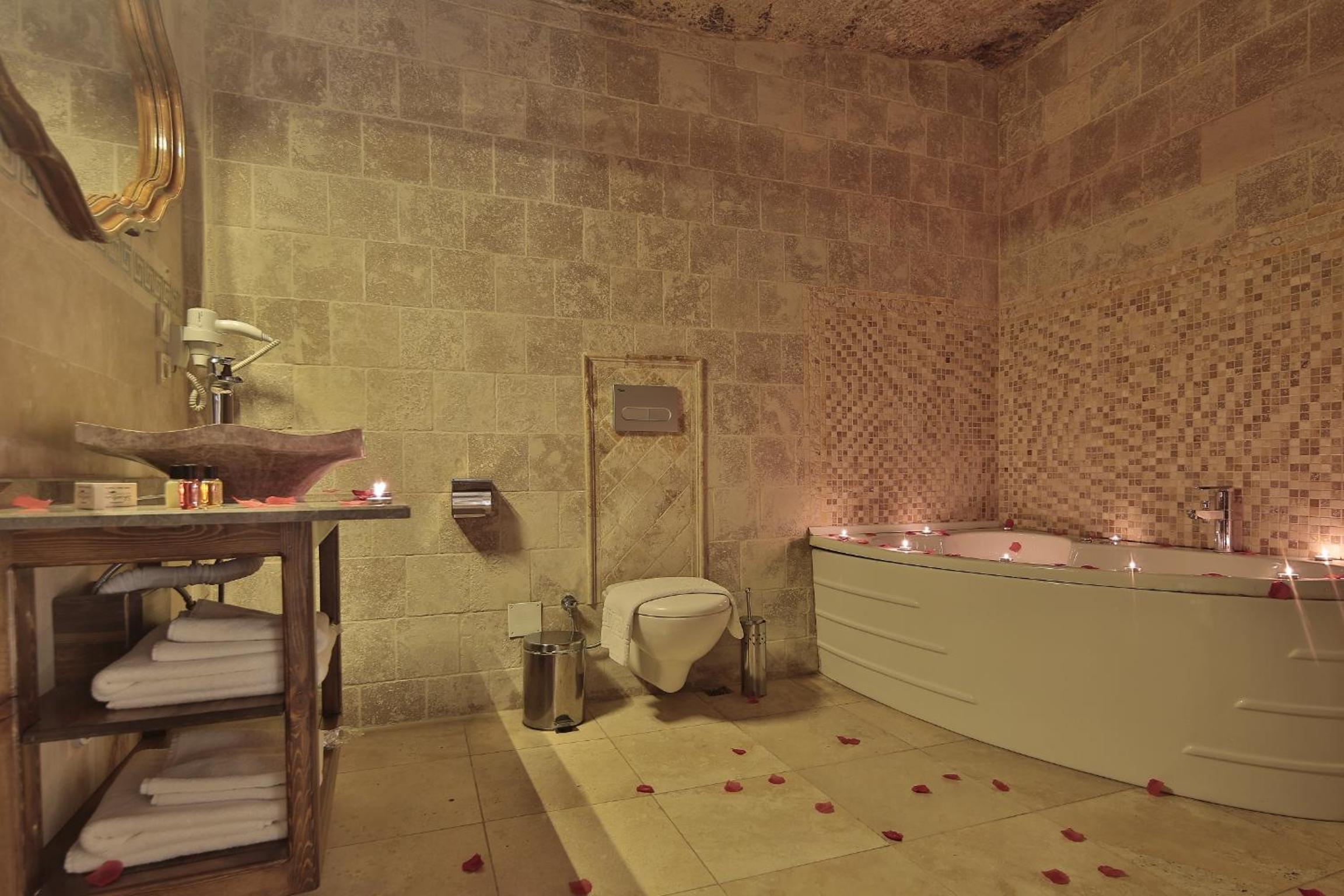 Shoestring Cave House - Image 10