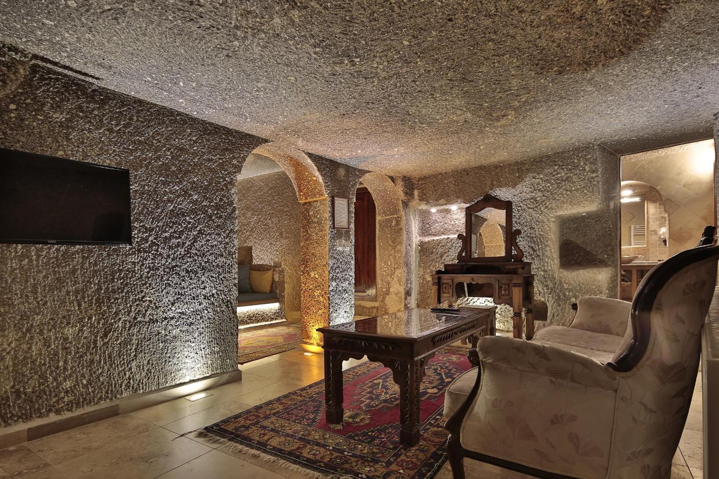 Shoestring Cave House - Image 11