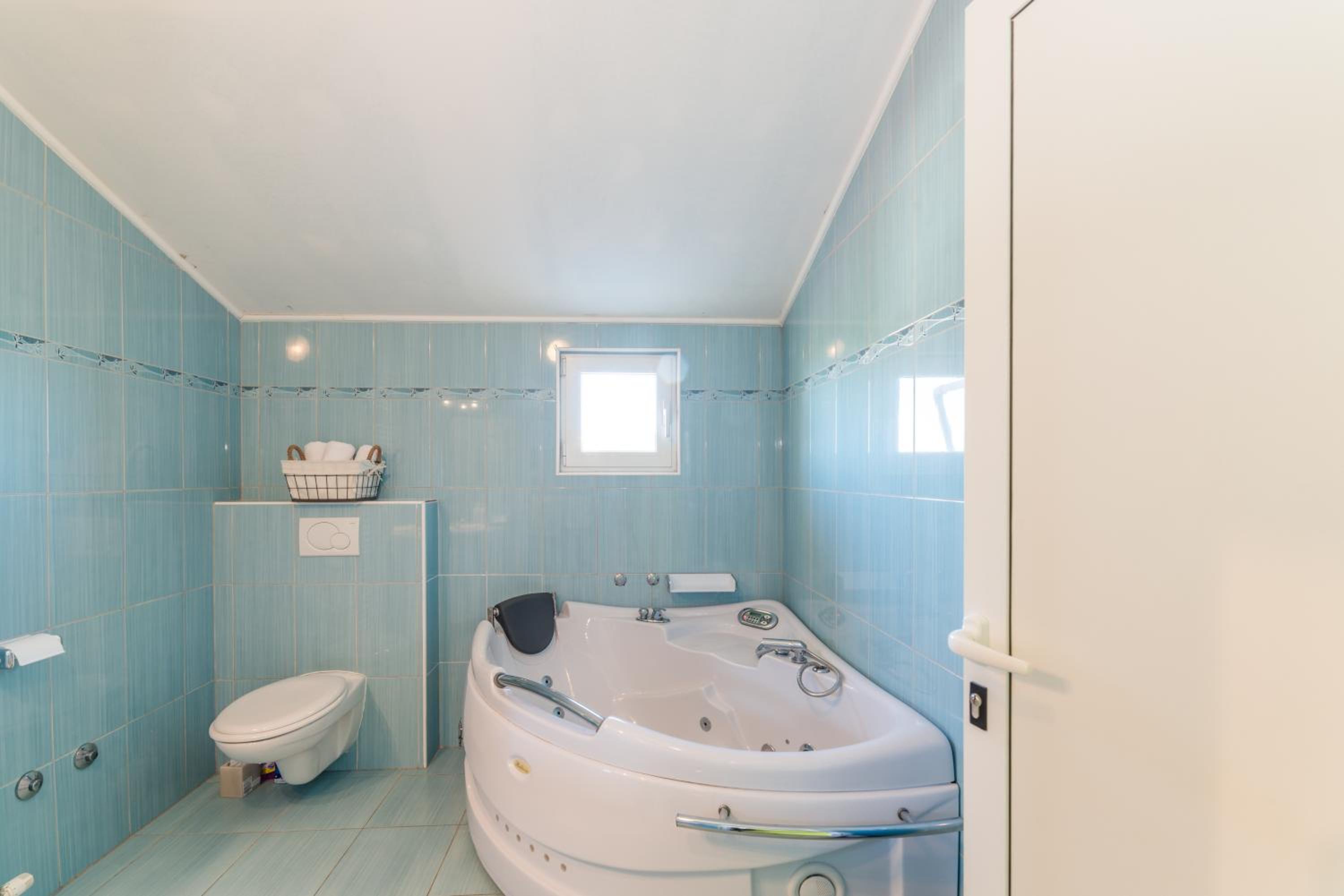 Crowonder Sun&Fun Holiday House with Large Swimming Pool, Playroom and Garden photo 2