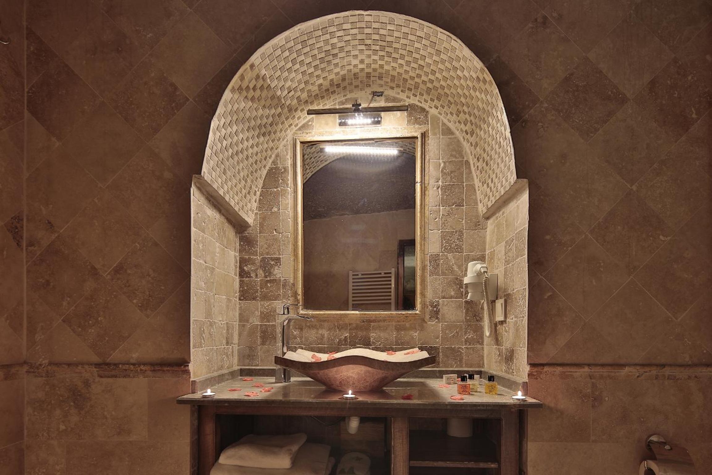 Shoestring Cave House - Image 15