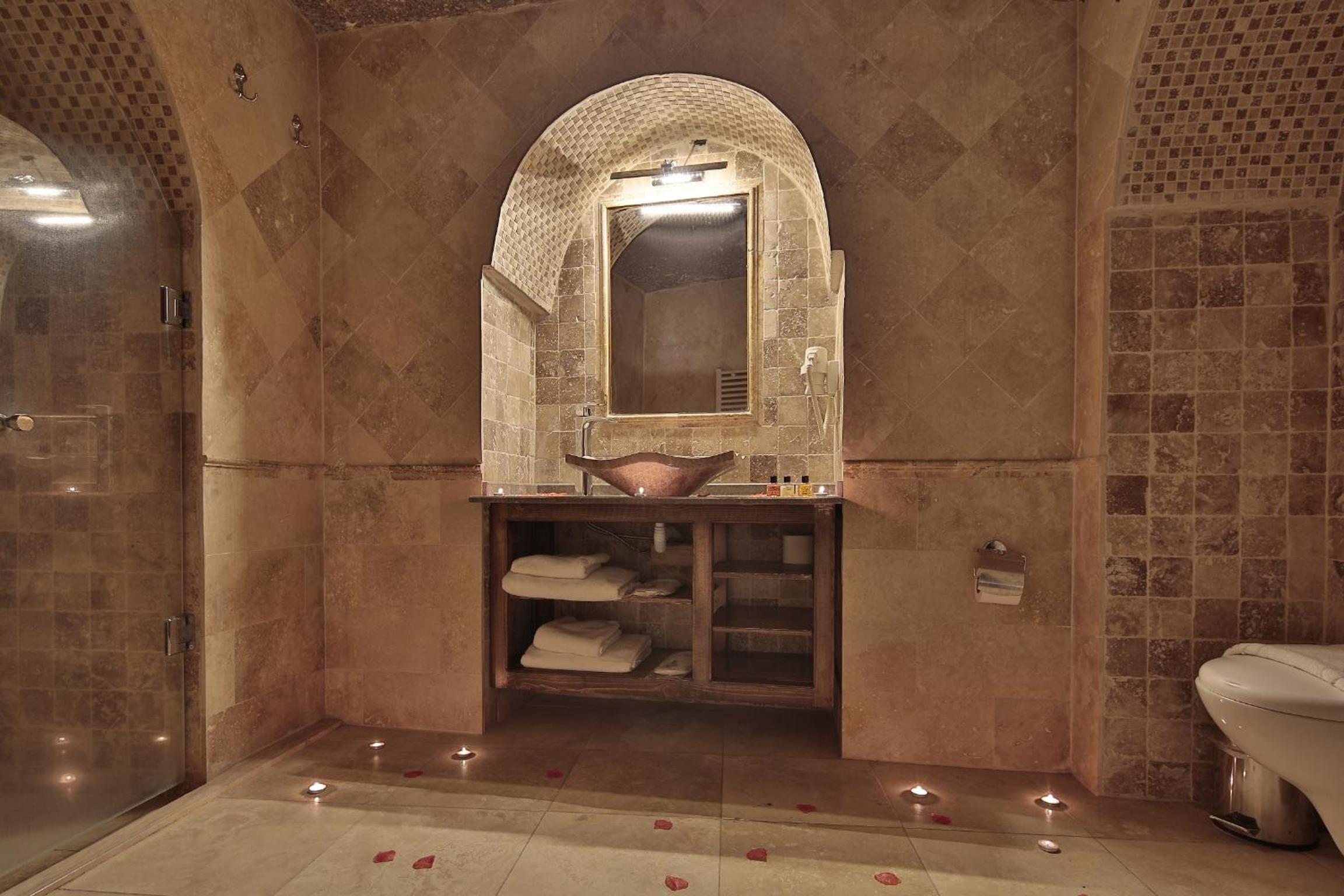 Shoestring Cave House - Image 23