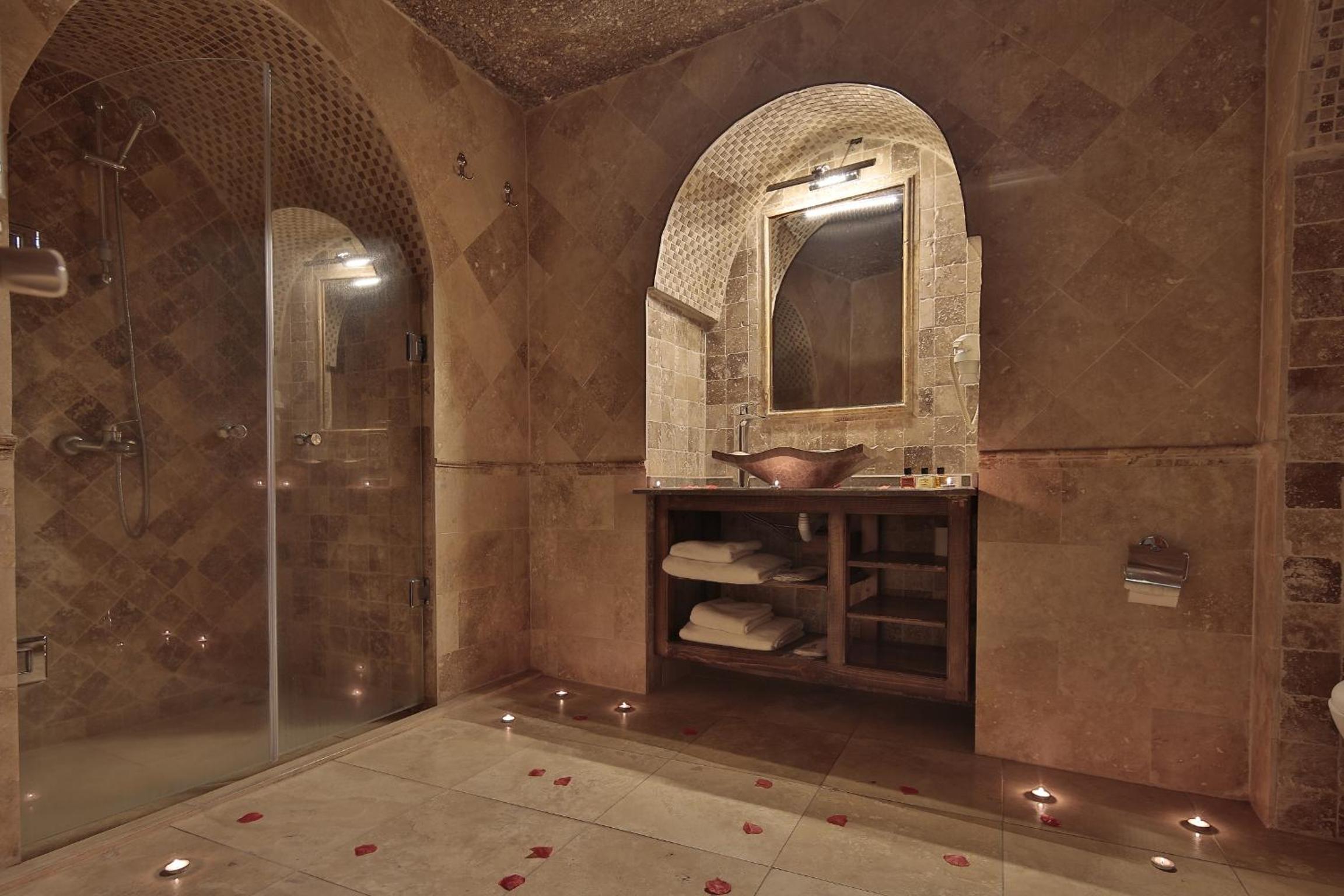 Shoestring Cave House - Image 26