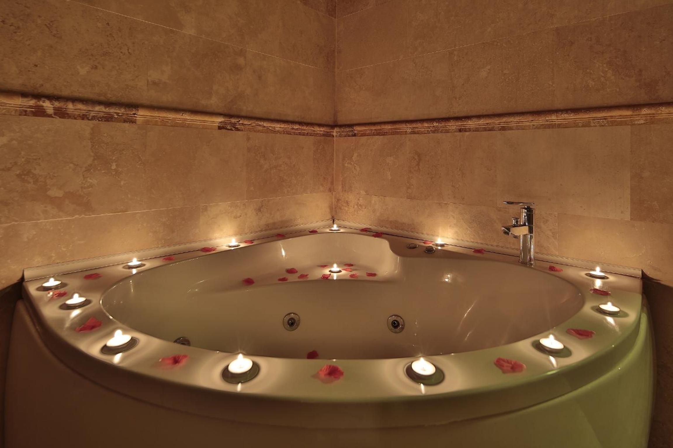 Shoestring Cave House - Image 66