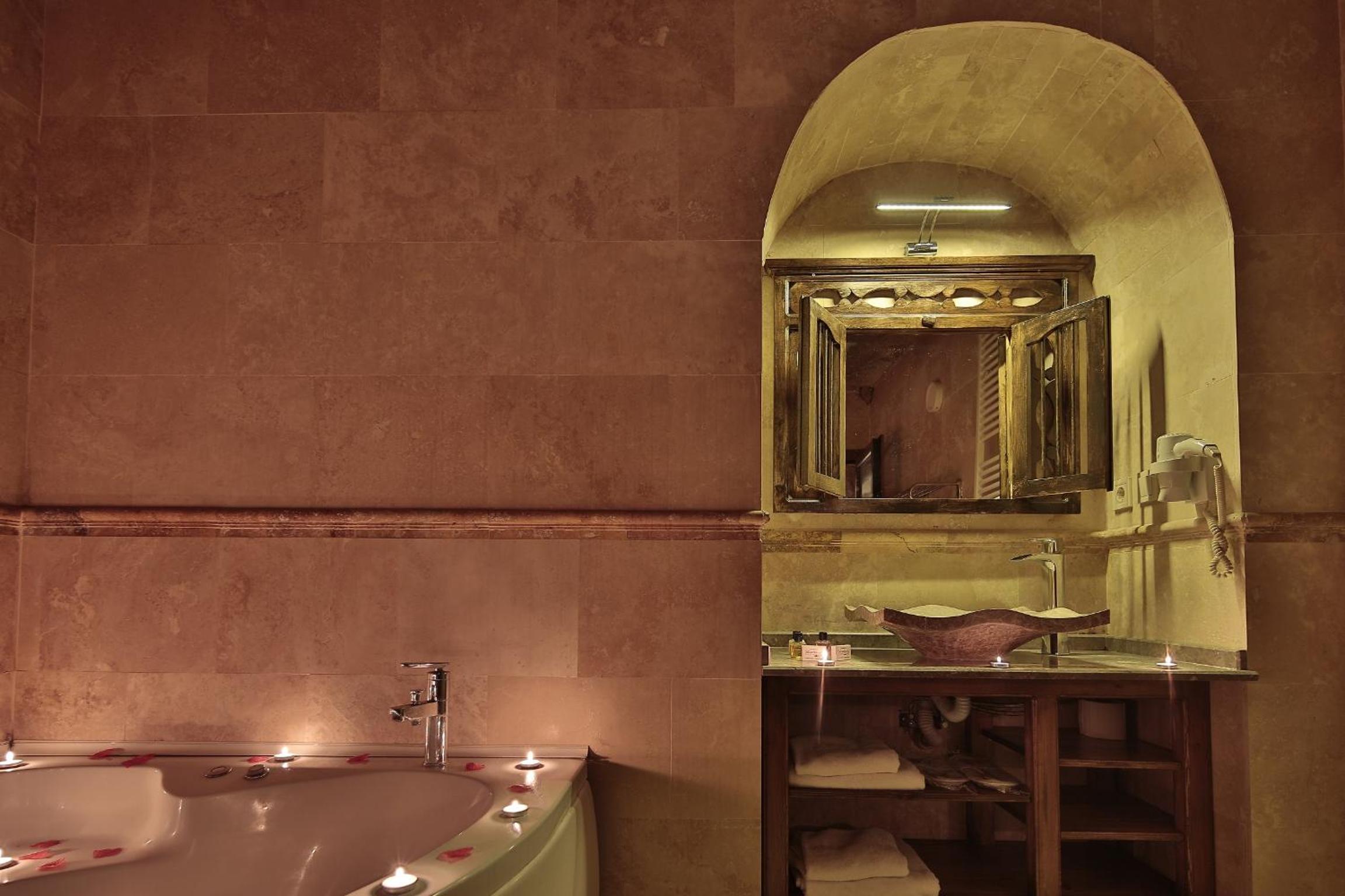 Shoestring Cave House - Image 67