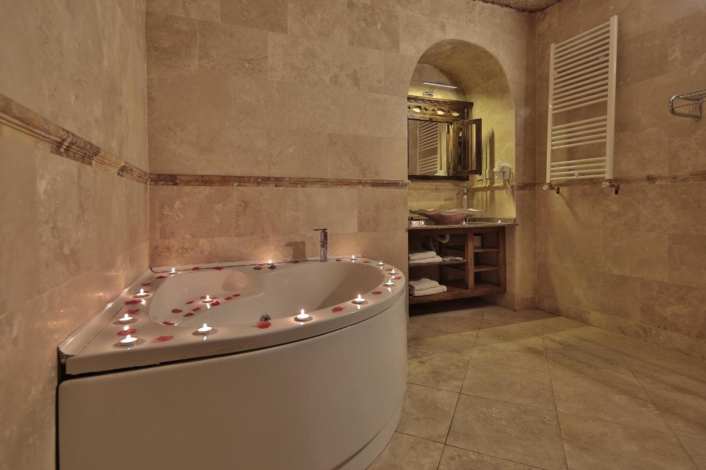 Shoestring Cave House - Image 68