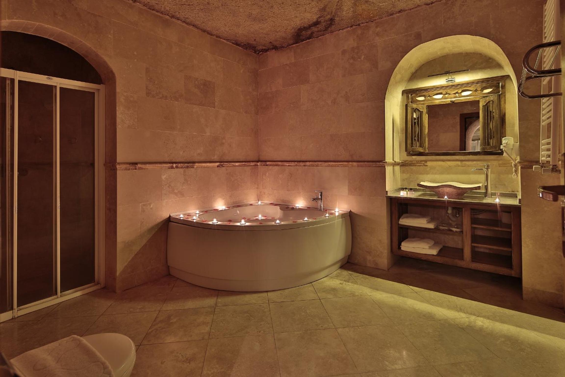 Shoestring Cave House - Image 70