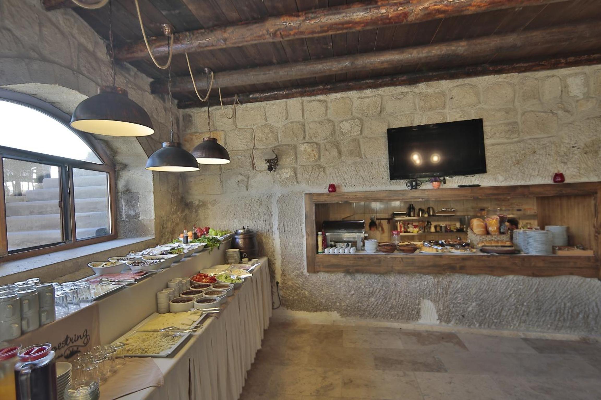 Shoestring Cave House - Image 137