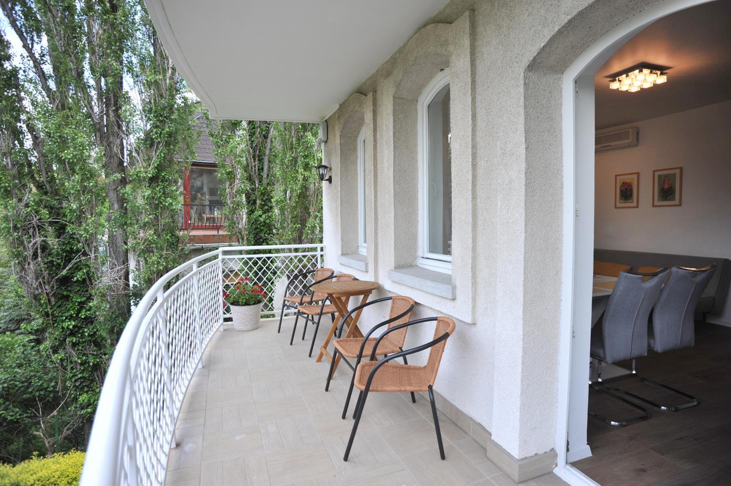 Hillside Premium Apartments