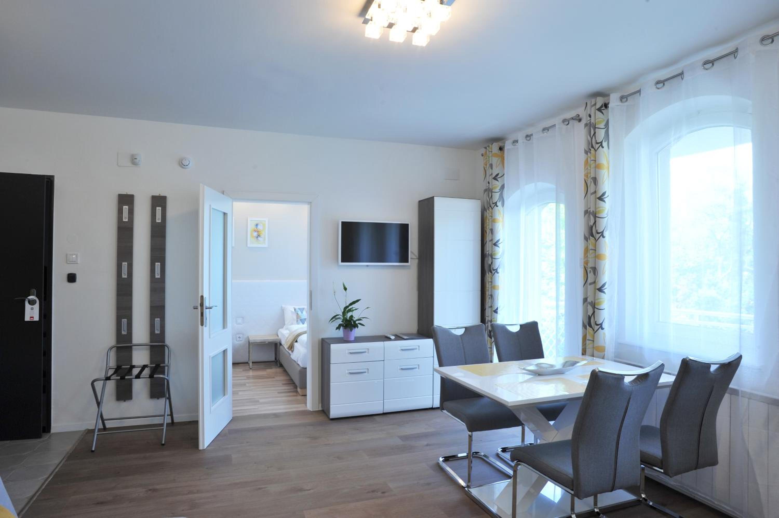Hillside Premium Apartments