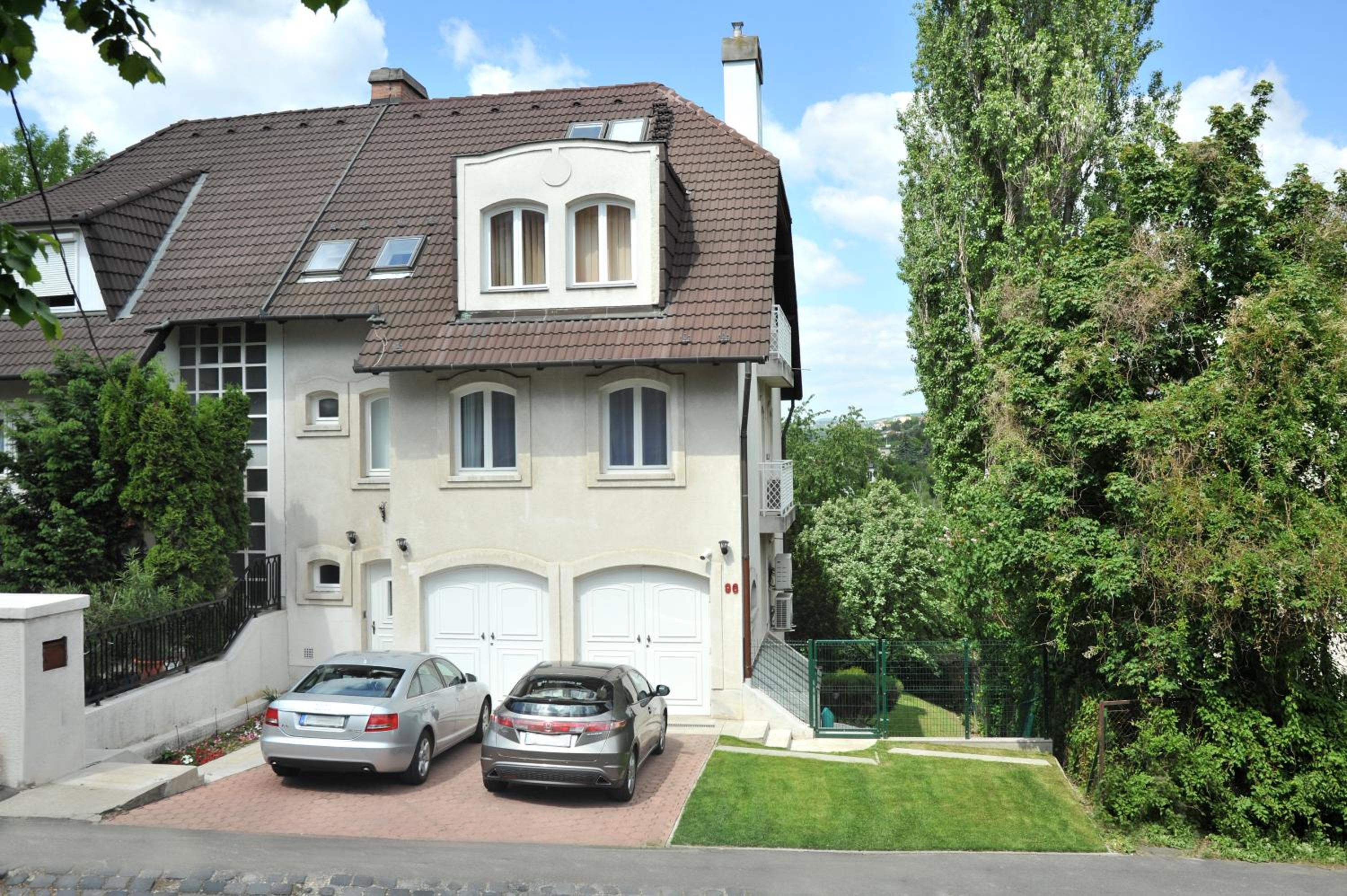 Hillside Premium Apartments