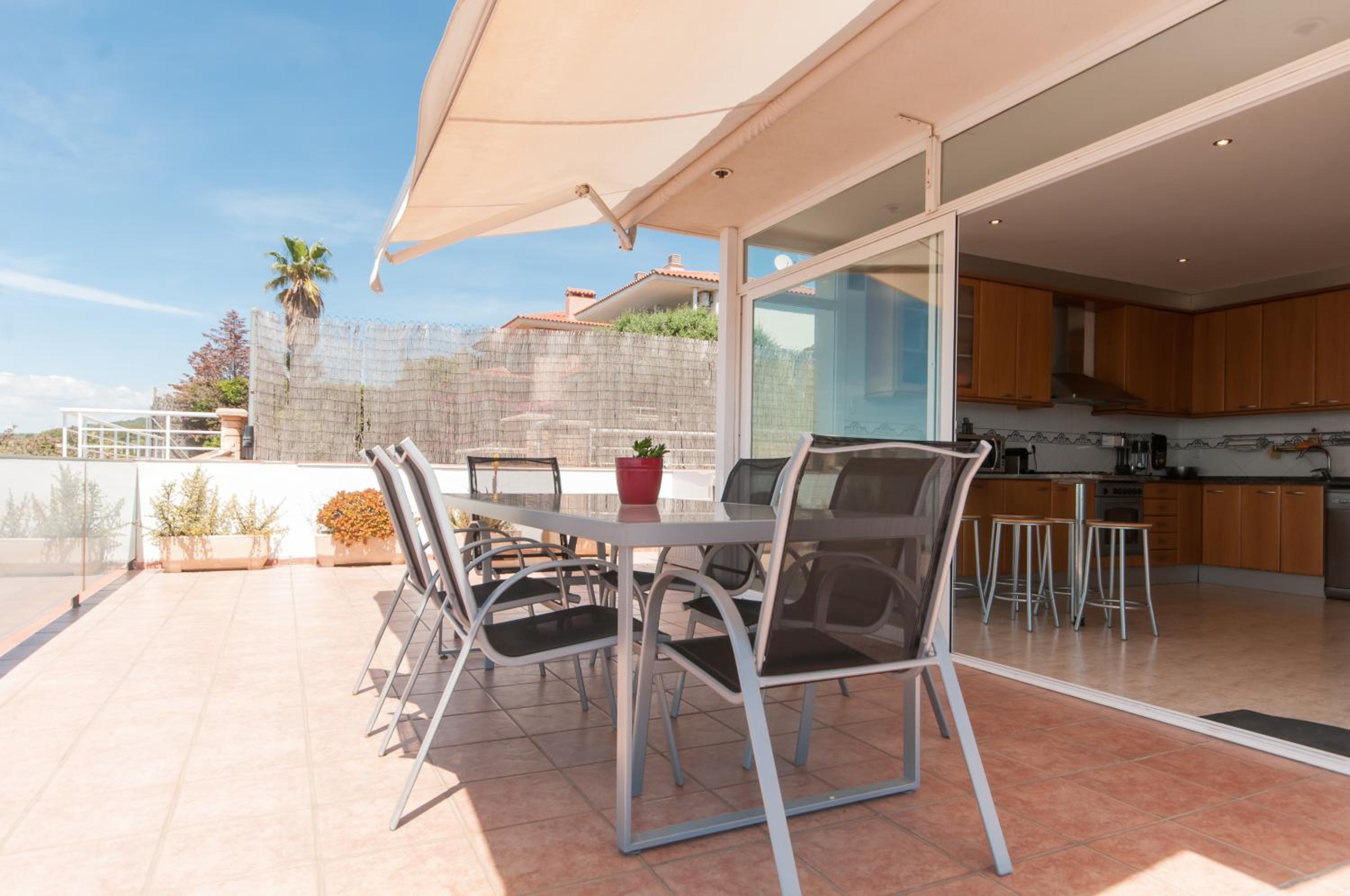 Villa Med A 2 kilometros andando de la playa, del puerto de Aguadoç y a 4 del centro de Sitges Muy Soleada todo el dia Capacidad superior a 16 personas NO  view 5