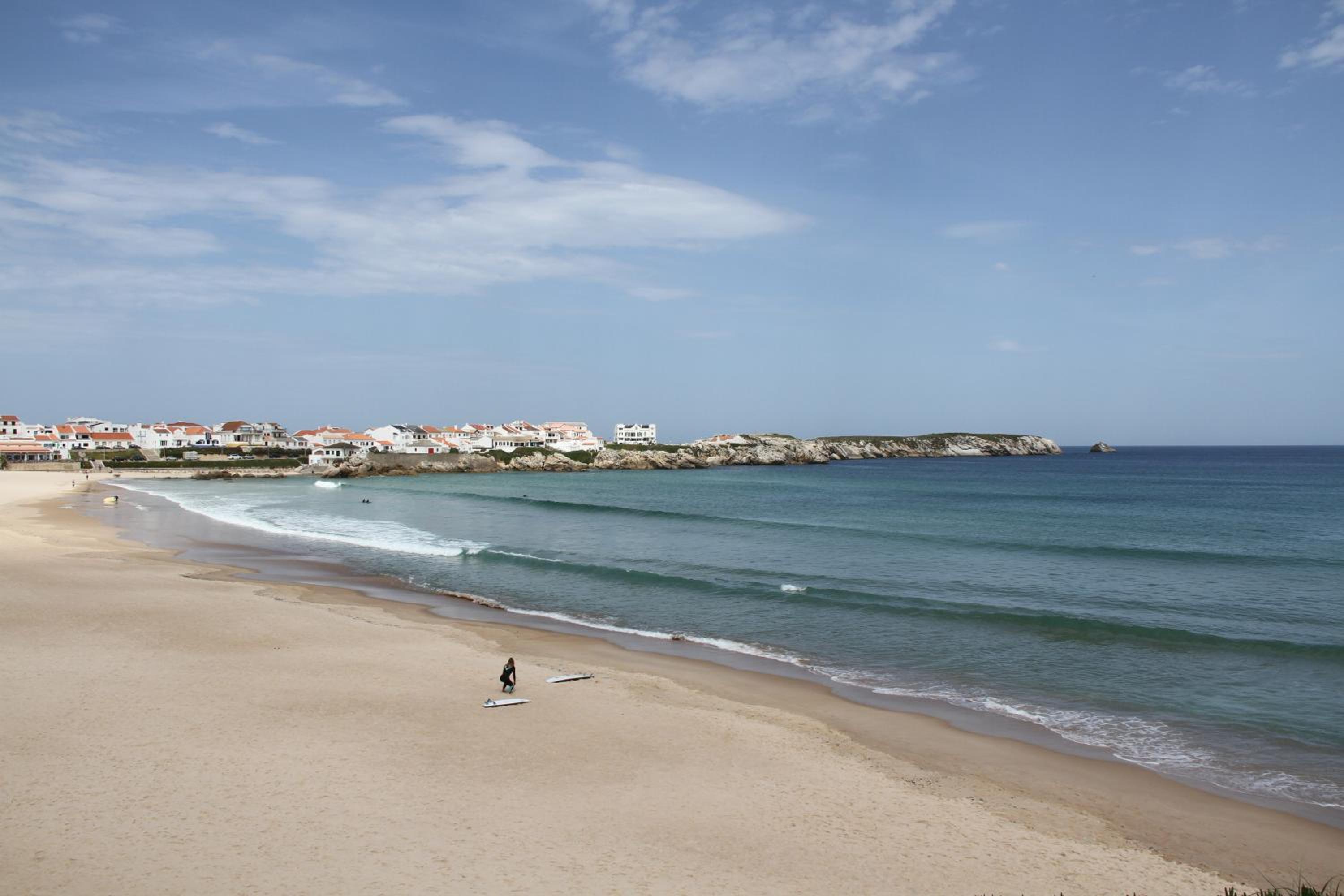 Baleal Holidays - Surf Apartment Pool with Tennis Court view 5