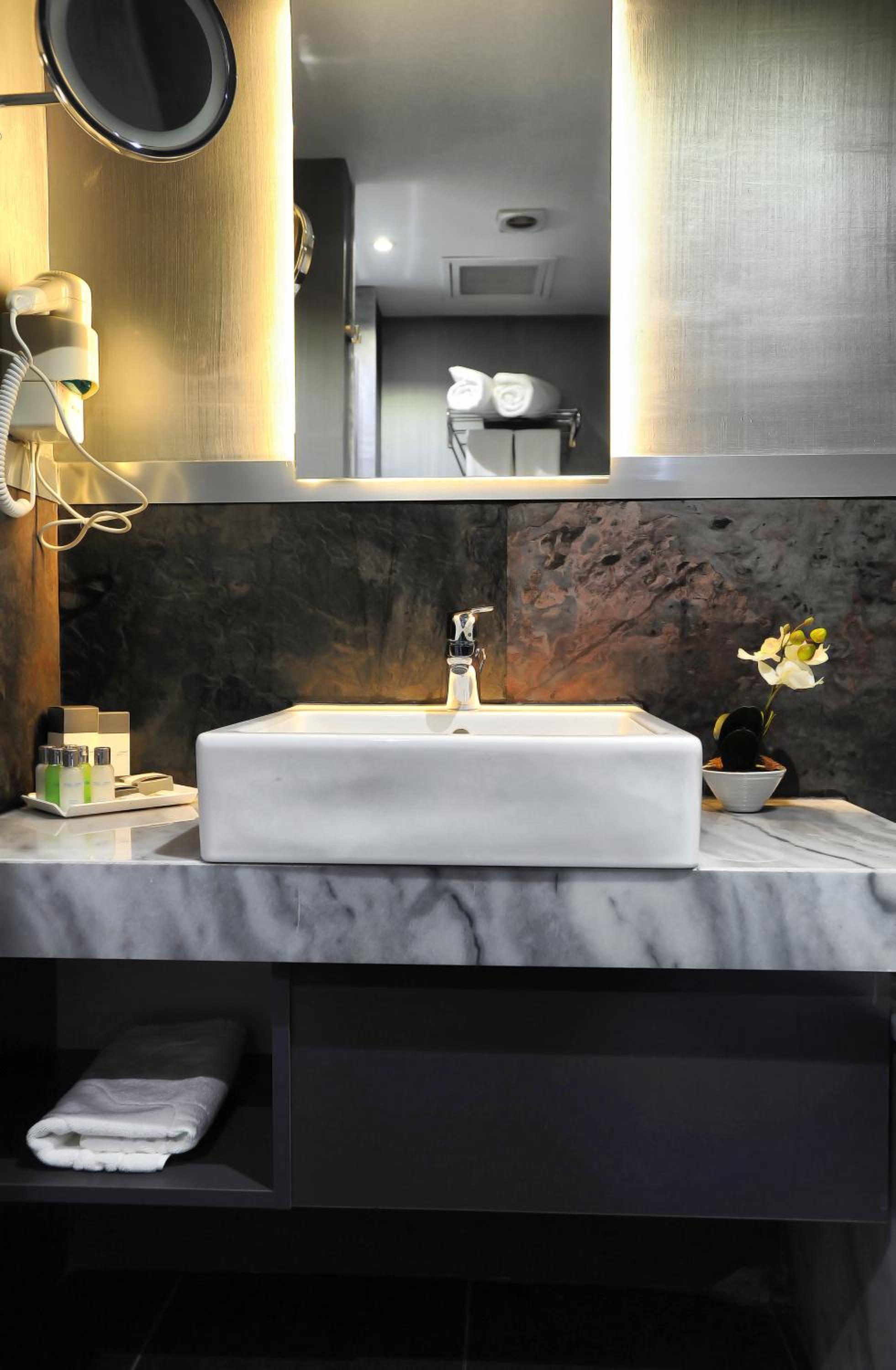 Akoni Hotel - Image 23