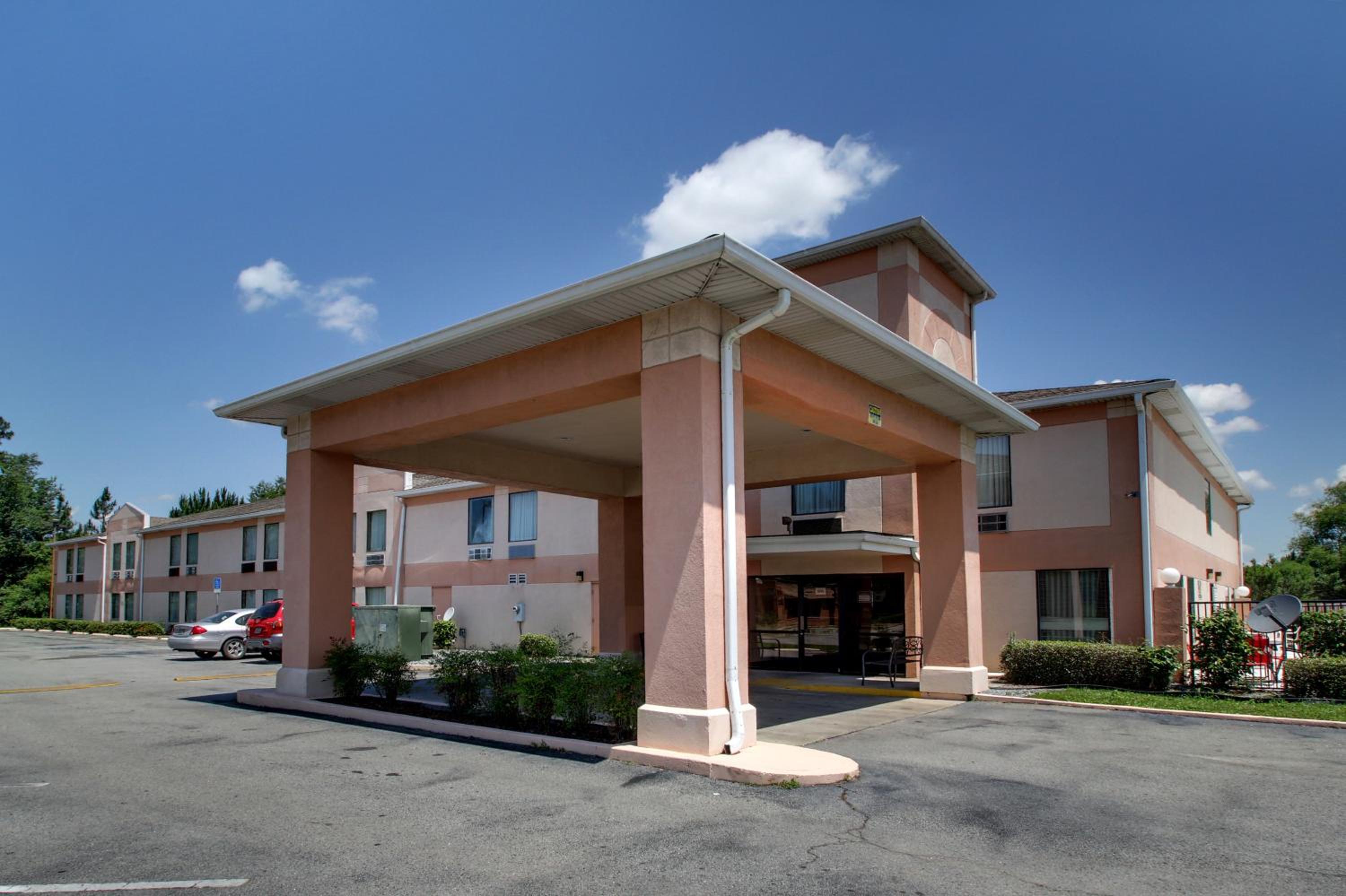 Key West Inn - Baxley - Property Image 28