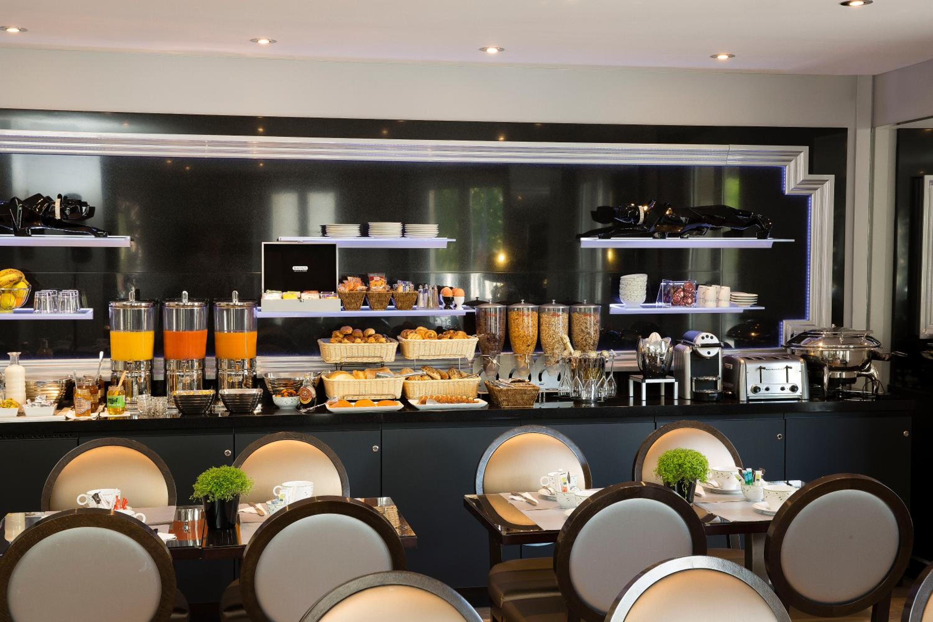 Hotel Plaza Elysées