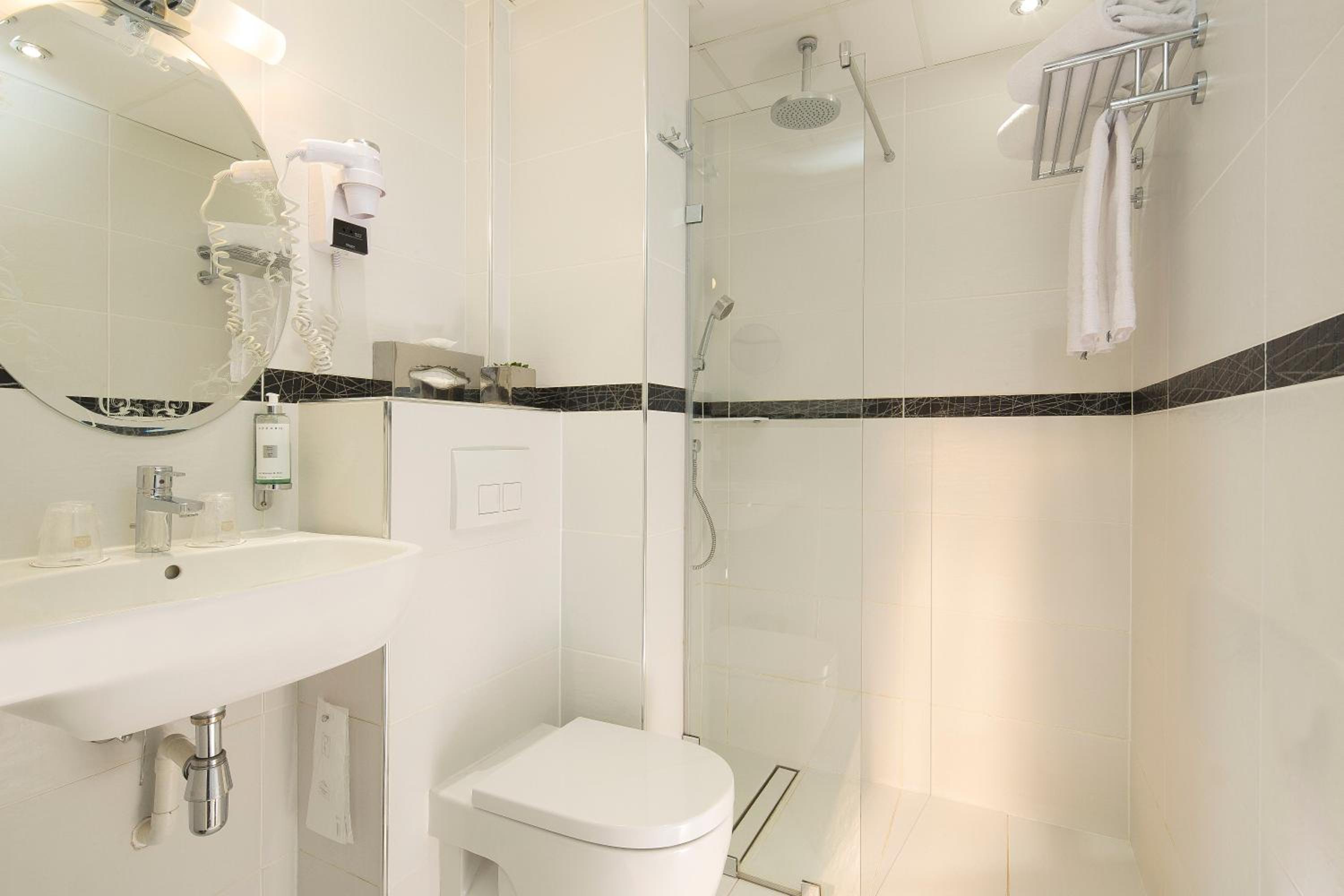 Hotel Plaza Elysées