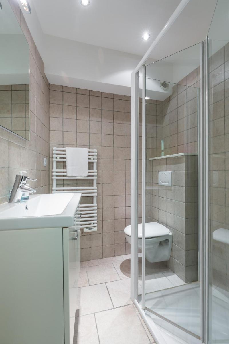 Very charming studio apartment on port in Cannes a short walk to Palais with Aircon and internet 411 view 3