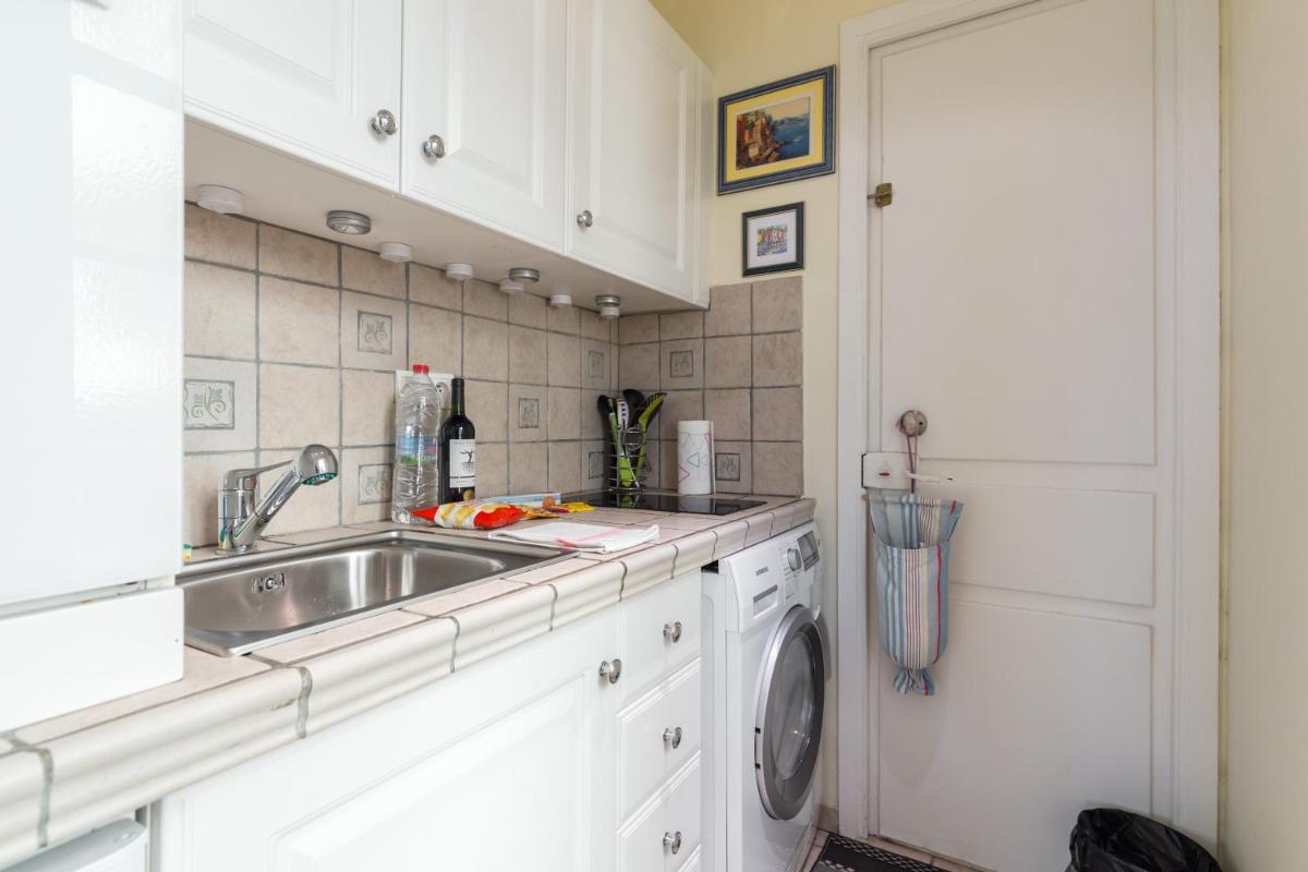 Very charming studio apartment on port in Cannes a short walk to Palais with Aircon and internet 411 view 2