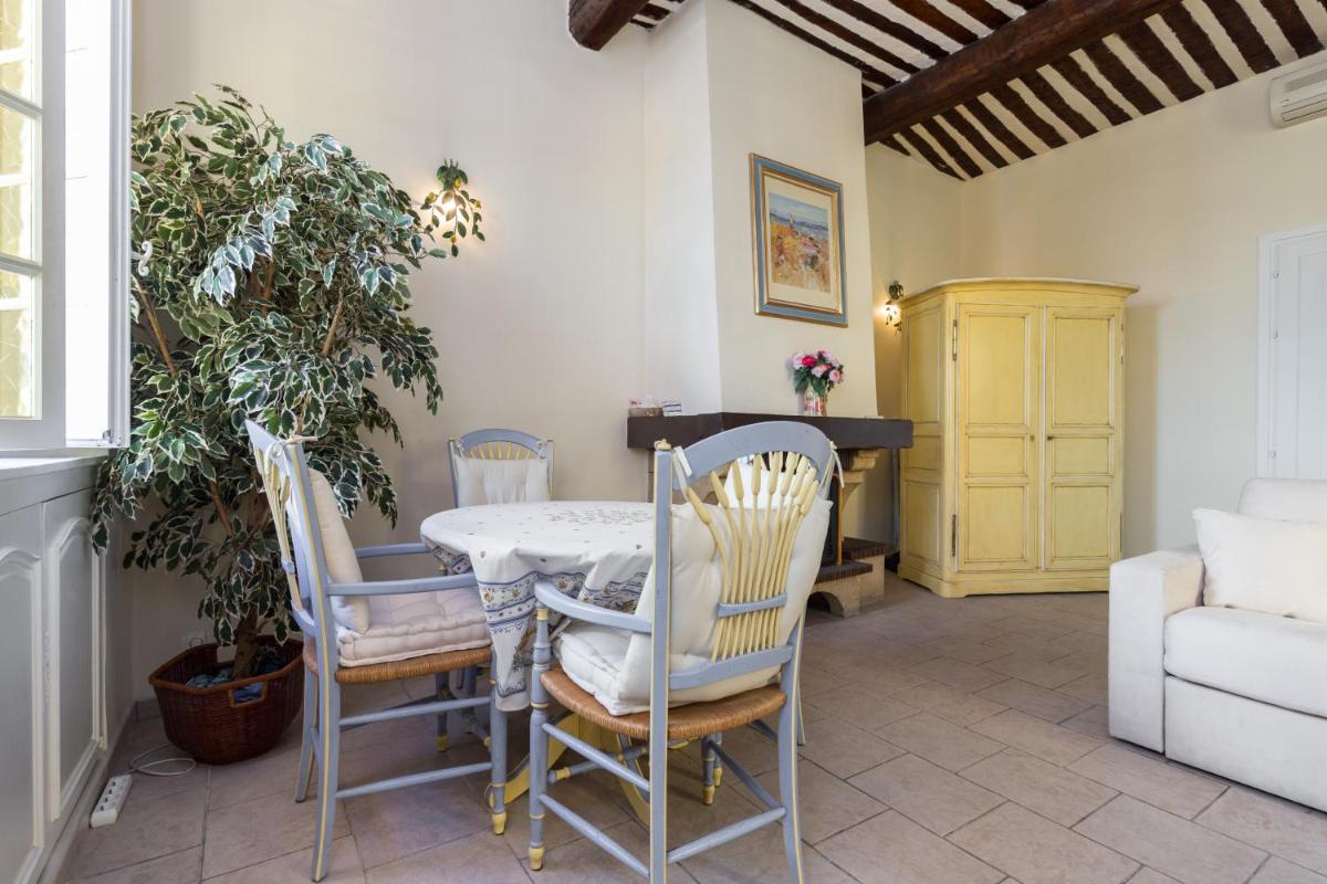 Very charming studio apartment on port in Cannes a short walk to Palais with Aircon and internet 411 view 5