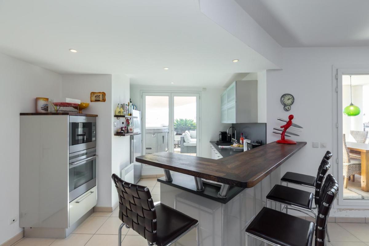 Superb penthouse in centre of Cannes Stunning views air-conditioning internet Near the Palais 532 photo 3