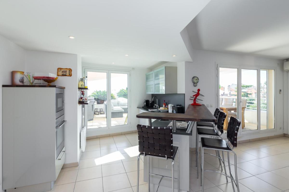 Superb penthouse in centre of Cannes Stunning views air-conditioning internet Near the Palais 532 photo 4