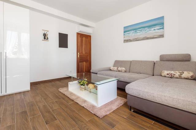 Apartment Dujić with hot tub view 5