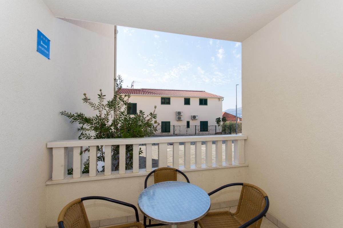 Apartment Lara Iva view 3