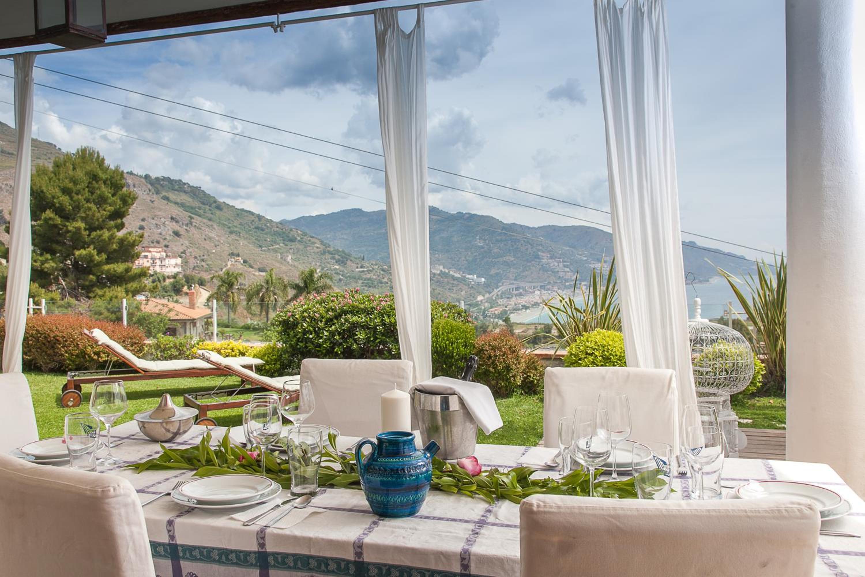 Luxury Taorum villa with spectacular sea views in Taormina