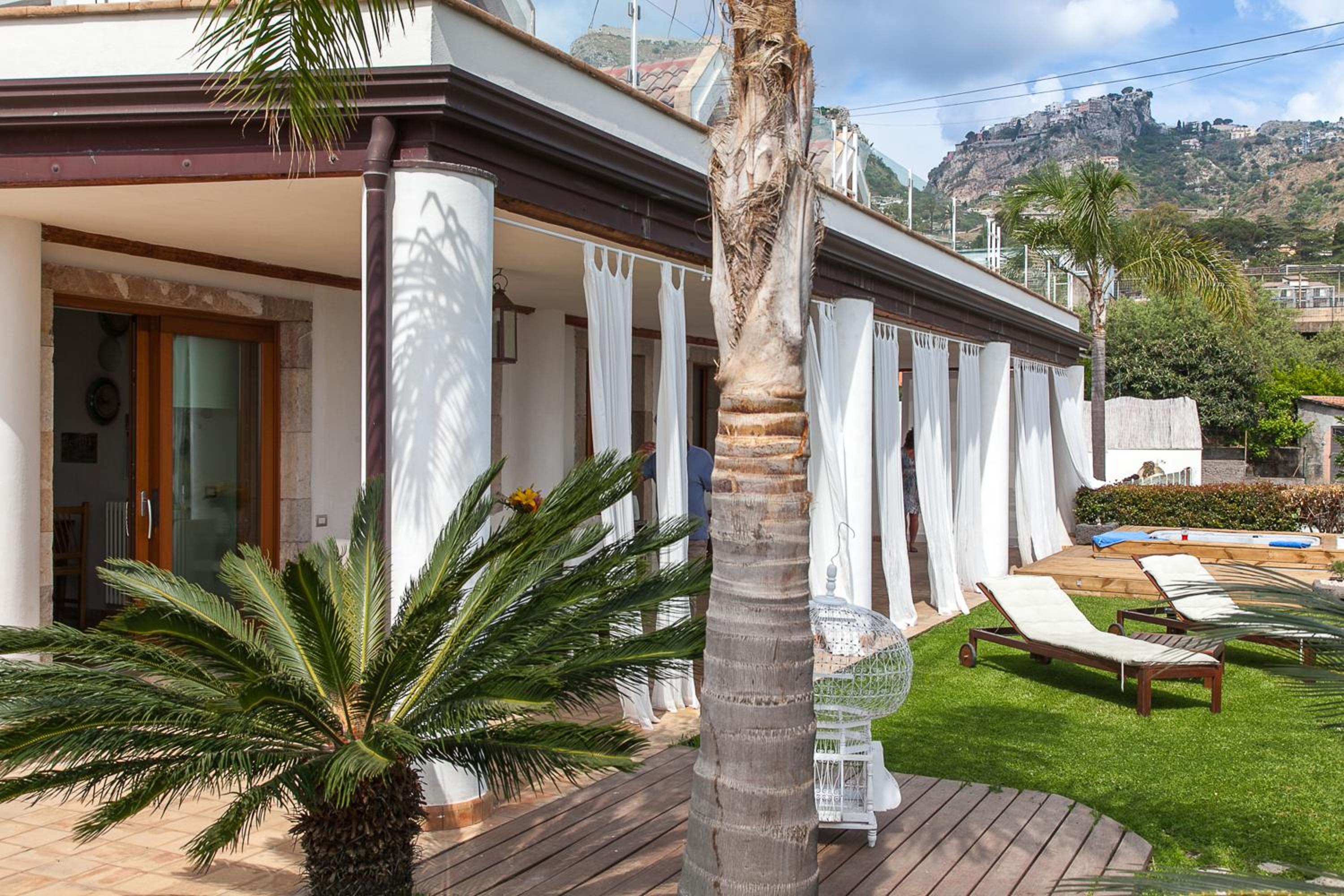 Luxury Taorum villa with spectacular sea views in Taormina