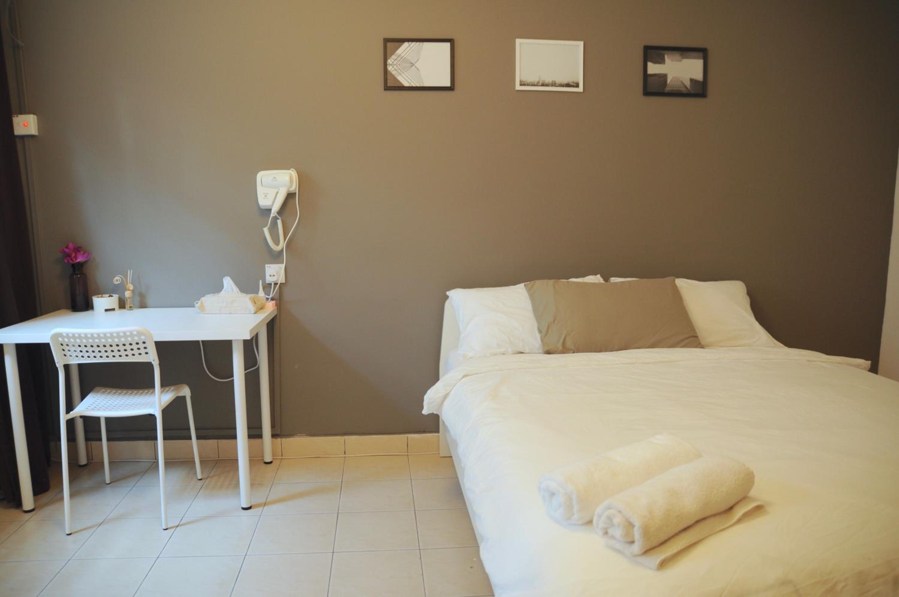 GRAYHAUS Guest House
