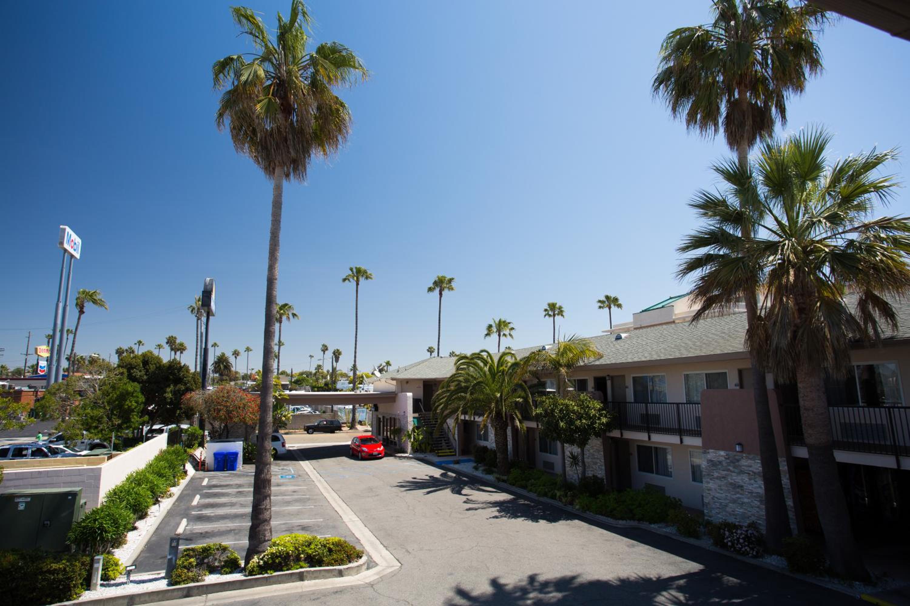 Hotel Days Inn by Wyndham Oceanside - Image 1