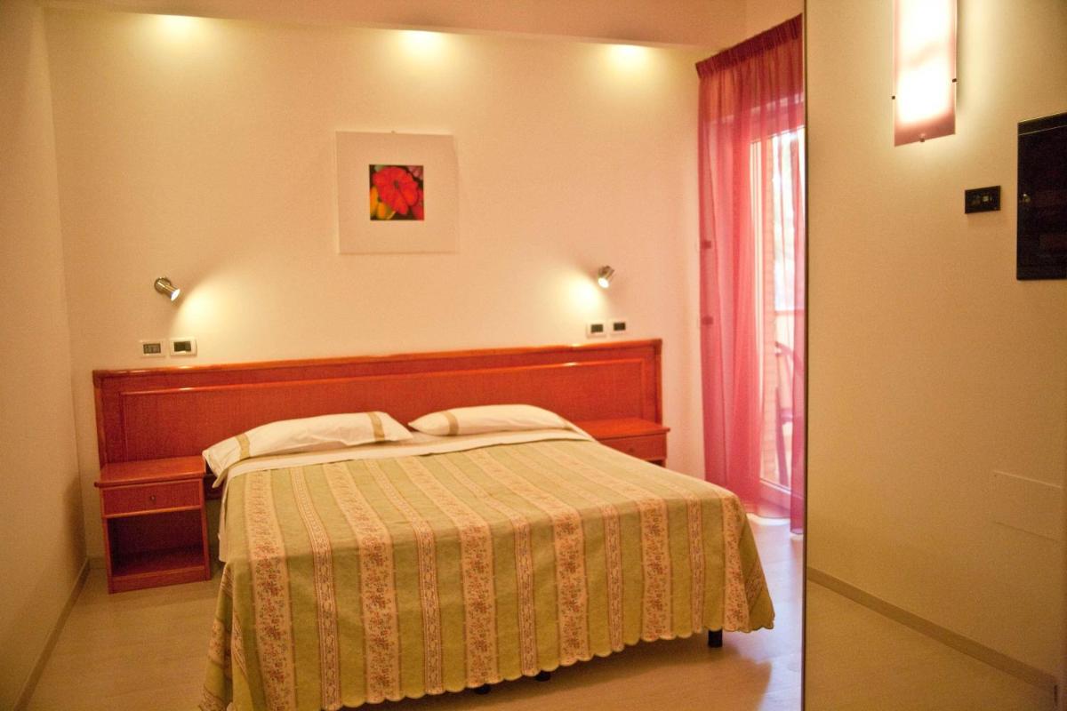 Hotel Rivadoro-Spiaggia ombrellone e lettini-Piscina-Parcheggio