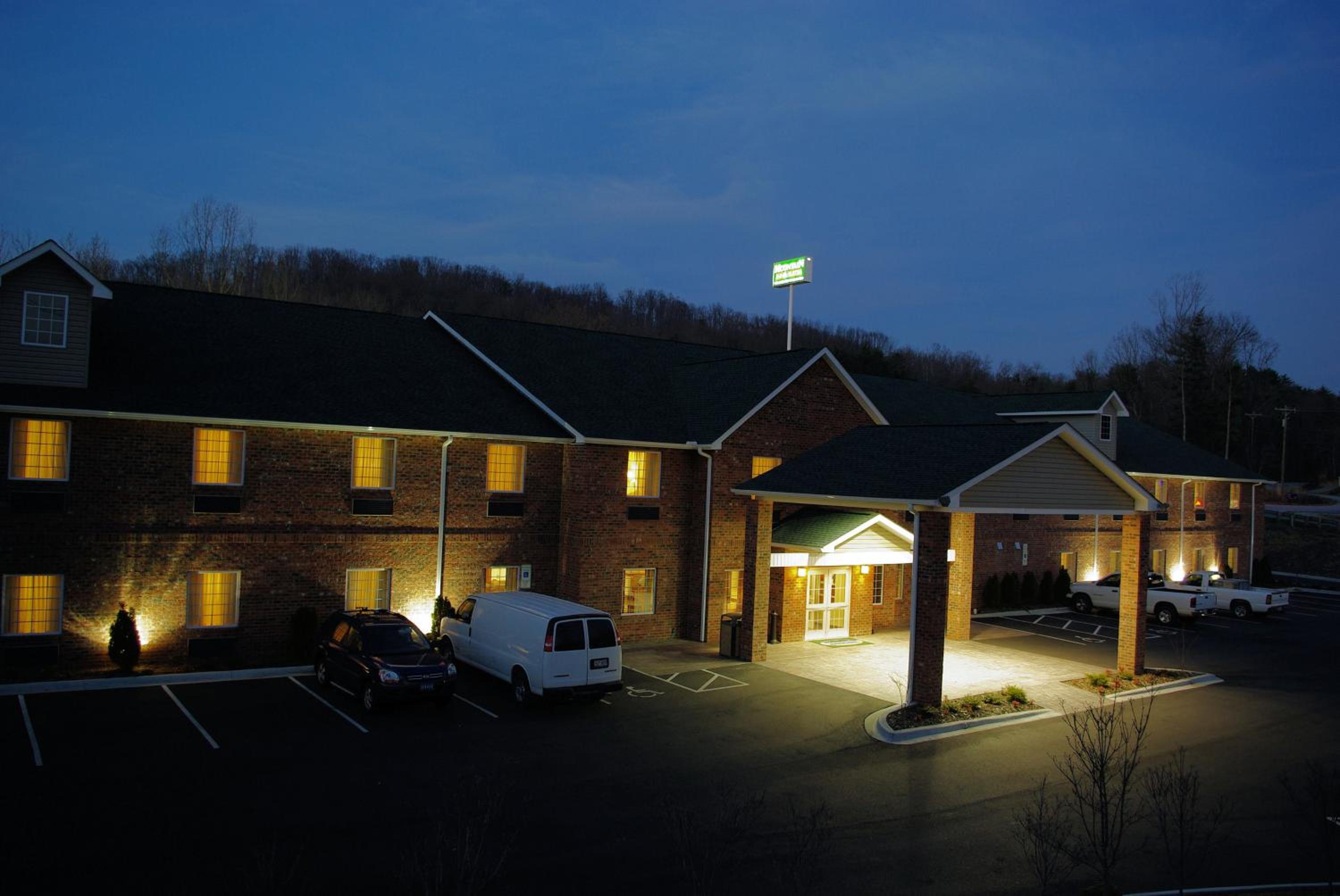 Mountain Inn & Suites Airport - Hendersonville view 3