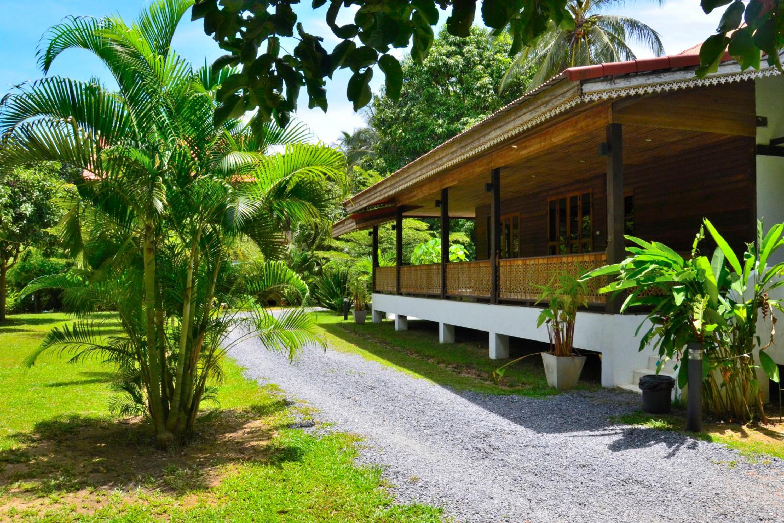 Baan Banyan Villa, wood house short walk to Mae Nam beach
