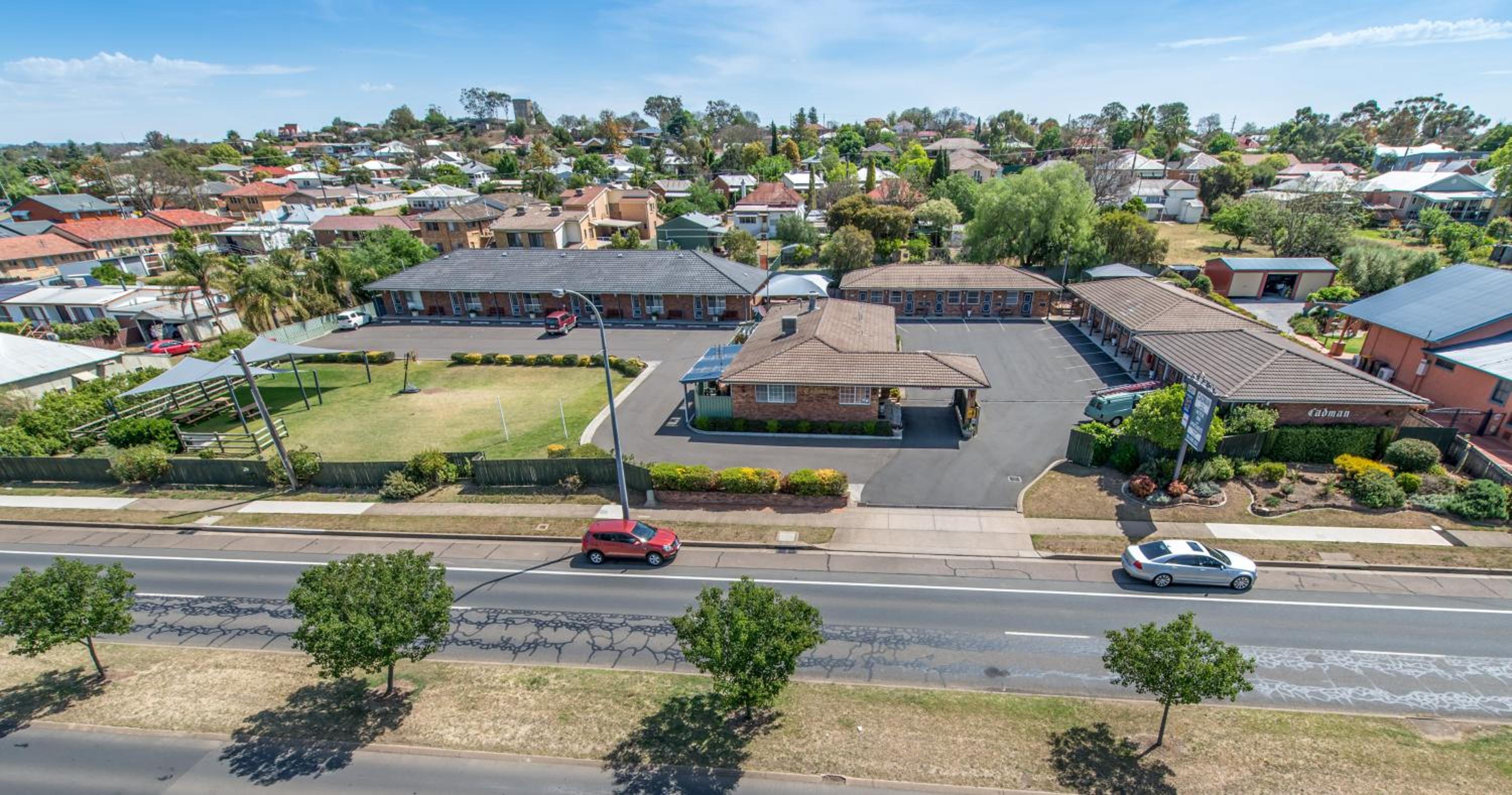 Hotel Cadman Motor Inn and Apartments - Image 1