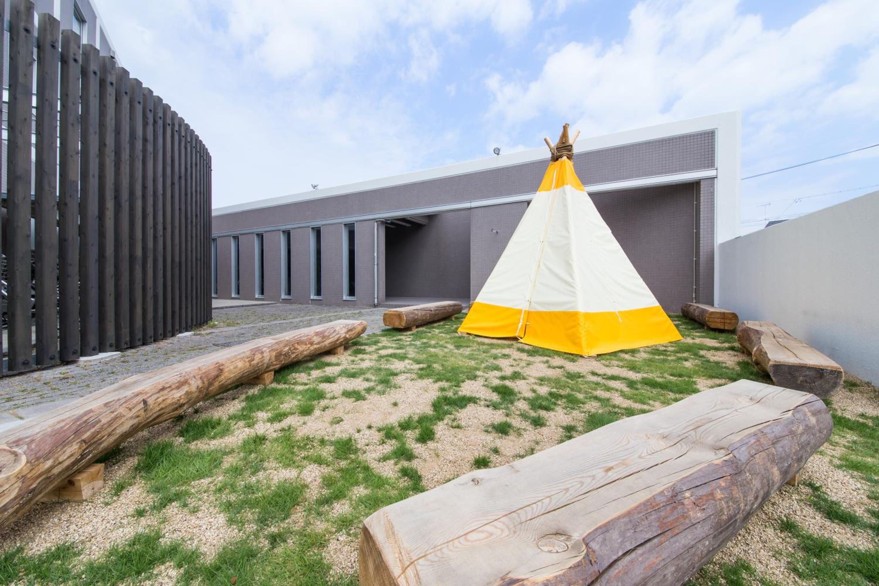 365BASE outdoor hostel