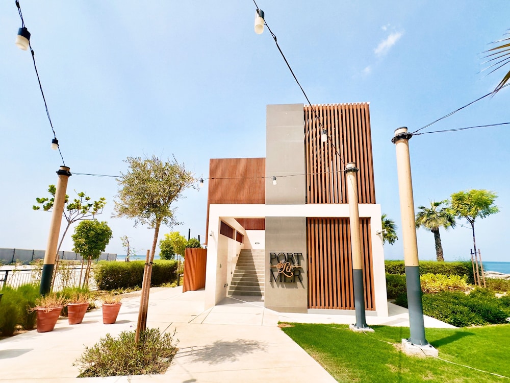 Contemporary La Mer 1BR w Beach Access