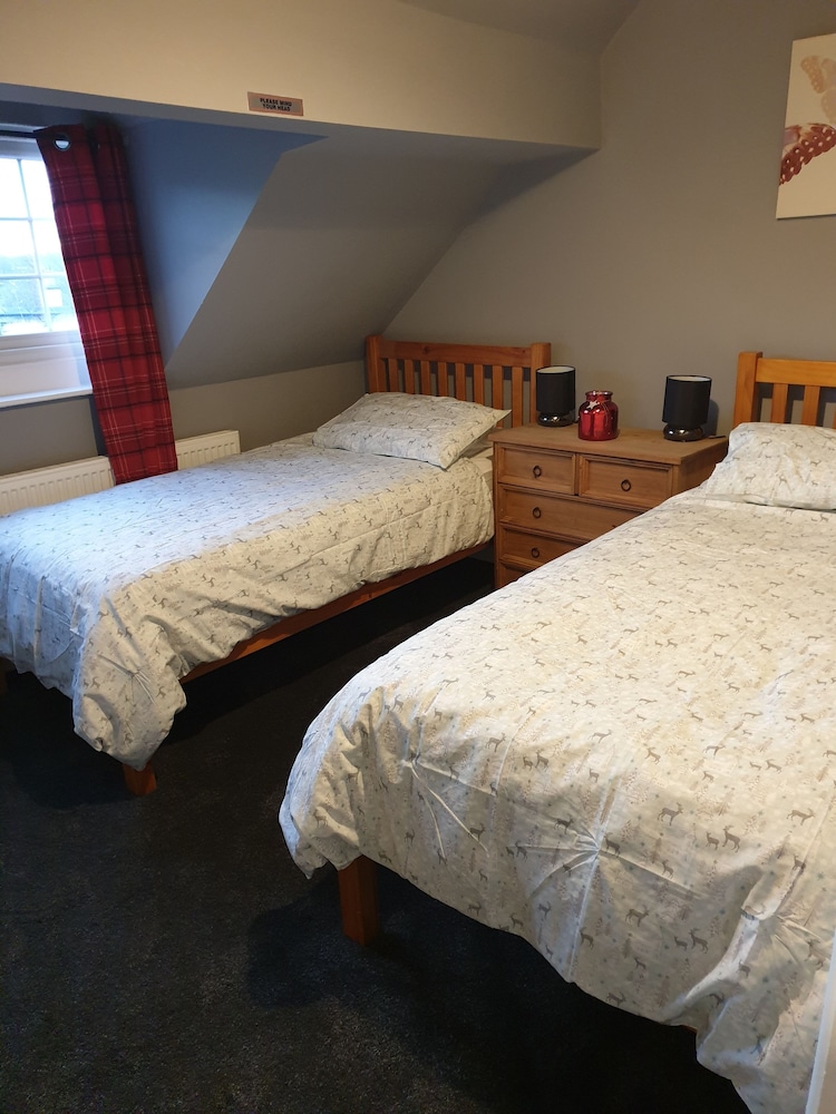 Lovely 4 bed House Sleeping 8 Near Ashbourne view 5