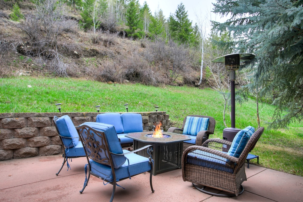 Exquisite, Private Mountain Home Retreat 4 Bedroom Home by RedAwning - Property Image 34