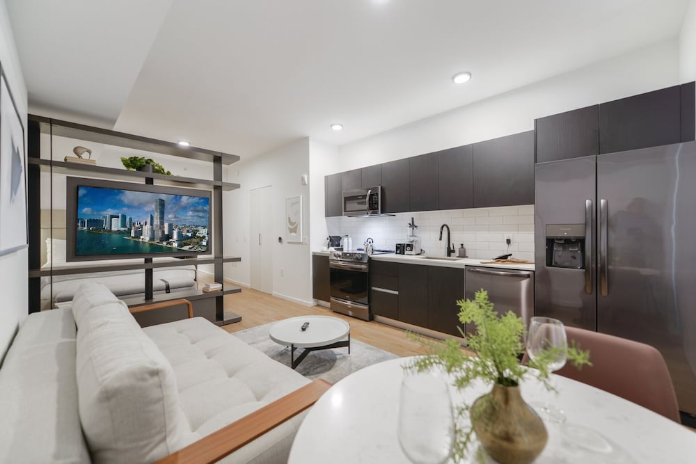Luxury apt Bay View Near Bayfront Park
