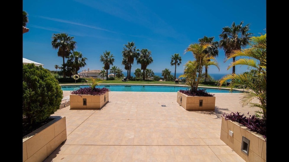 Penthouse M Reserva del Higueron 3 BEDROOMS. TRANSFER to the Beach and Train station. JACUZZI. WIFI. 2 PARKING. 2 SWIMMING POOL