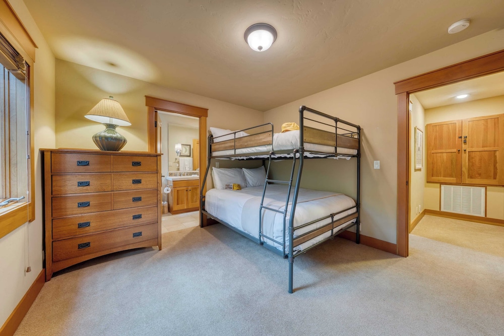 Cedars at Palisades by Avantstay Hot Tub, Resort Access, and Mountain Views
