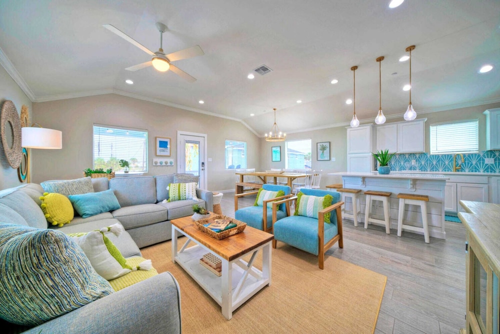 Sleeps 16 2 Homes, Priv Pool, Ping-pong 1block to Alister St. Shops & Dining