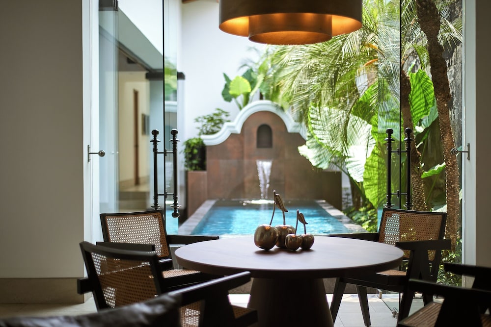 Singular Signature Residences