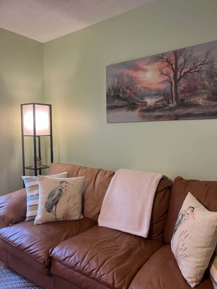 Blue Heron Cottage With Game Room, Deck & Hot Tub