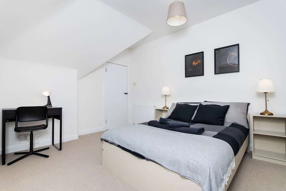 2 Bedroom House-free Parking