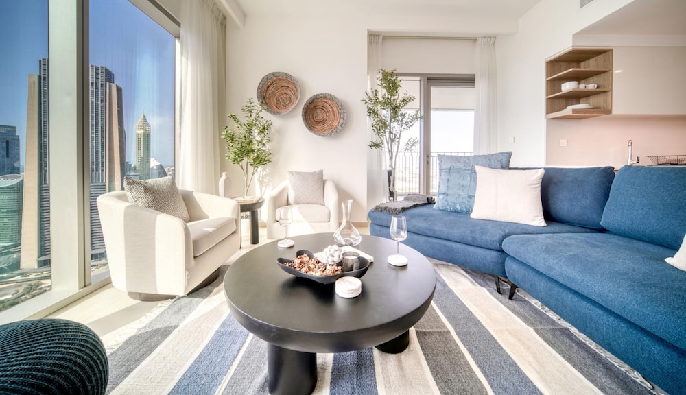 Classy Downtown 2BR w City View Balcony