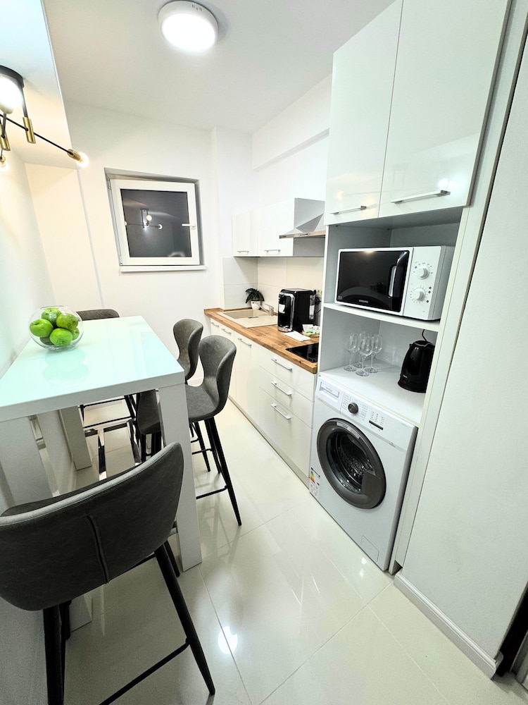 Metropole Apartments Romana Square